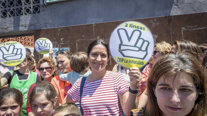 Madres, padres, alumnos y alumnas protestan por la eliminación de dos grupos en el colegio público La Inmaculada, de Cádiz.