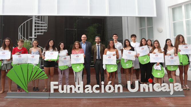 Un grupo de estudiantes premiados por la Fundación Unicaja.