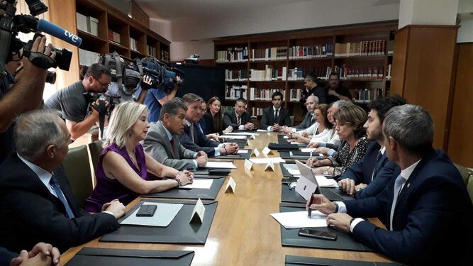 Un momento de la reunión mantenida hoy en la biblioteca de la Audiencia Provincial de Cádiz