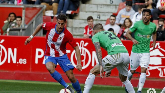 Álex Alegría regatea en un encuentro con el Sporting de Gijón, su último equipo.