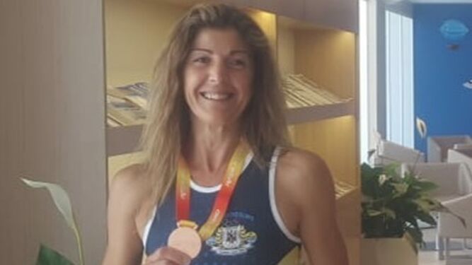 María del Carmen Franco posa feliz con su medalla de bronce.