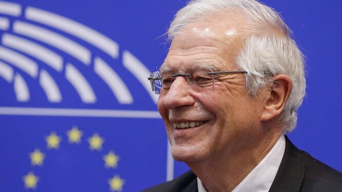 Josep Borrell sonríe en una rueda de prensa en Bruselas.