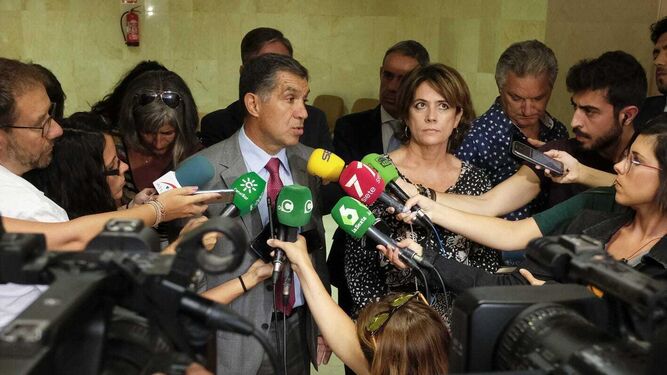 La ministra de Justicia junto a Lorenzo del Río en su comparecencia ante los medios.