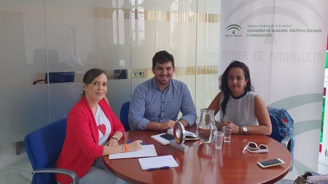 Lorena Gutiérrez recibió a Fernández, acompañado de personal de la delegación de Juventud