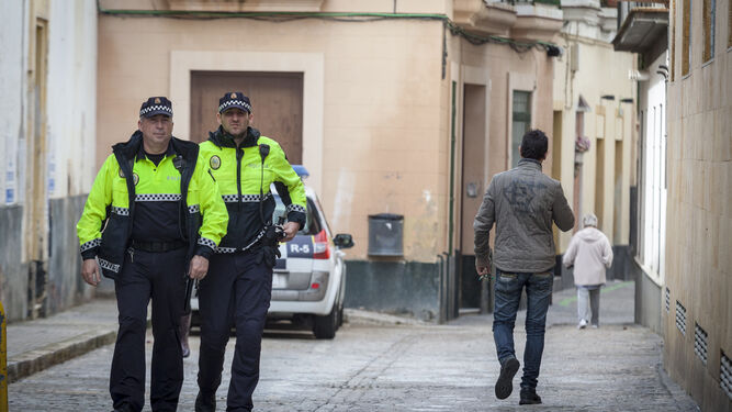 Dos agentes de la Policía Local patrullan por el barrio de Santa María.
