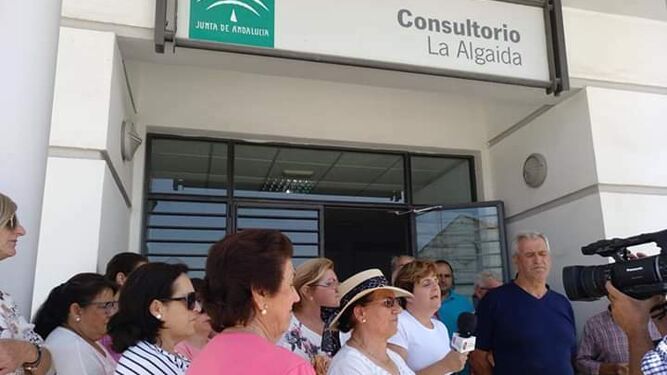 Una de las protestas ante el consultorio de La Algaida por la falta de personal en este centro sanitario.