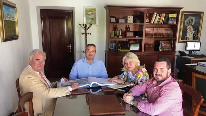 Mercedes Colombo durante la reunión que ha mantenido en Paterna con su alcalde.