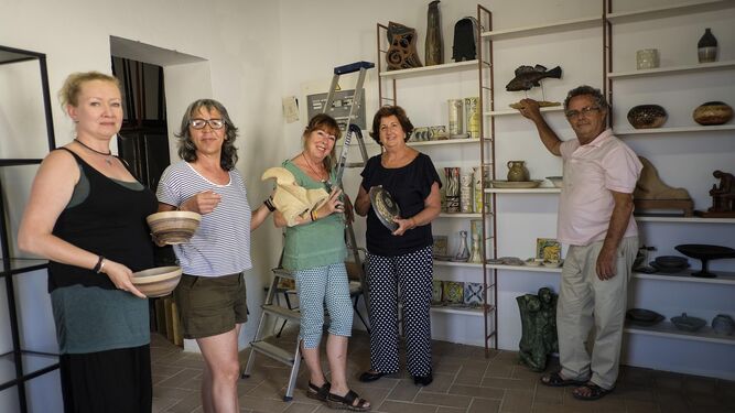 Cinco de los miembros de la nueva asociación de ceramistas posan en su sede del Castillo de Santa Catalina.