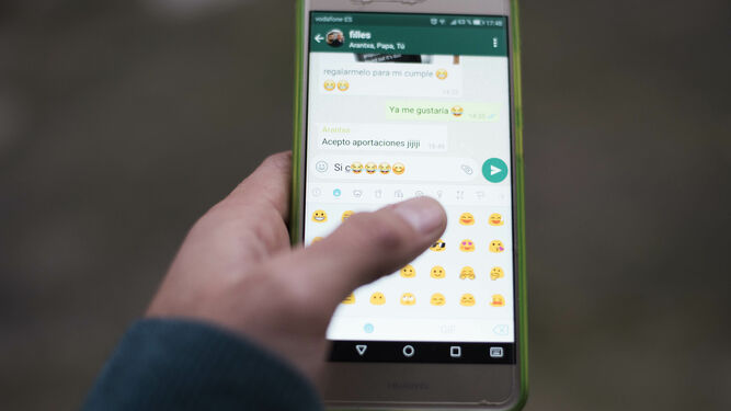 Imagen de un móvil con la aplicación de whatsapp abierta.