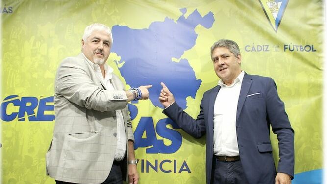 Juan Antonio García (i) y Pepe Mata, señalan al cartel del 'Tour por la Provincia'