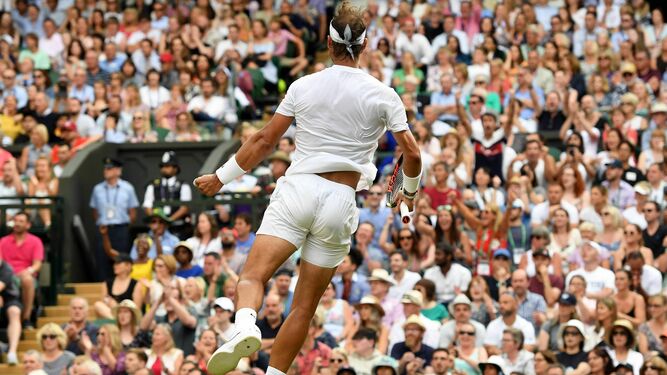 Rafael Nadal celebra de manera efusiva con un salto uno de los puntos ante el australiano Nick Kyrgios.