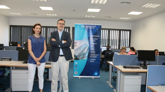 Eva Pozo y Manuel Figueredo en la sede de la empresa