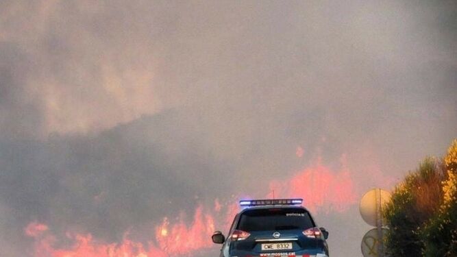 Un coche de los Mossos se dirige a un incendio en una localidad de Tarragona.