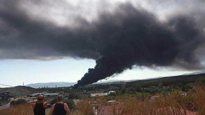 Imagen de la gran nube de humo negro que provocó el incendio.