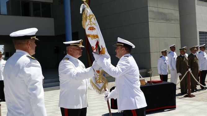 Simbólica entrega del guión al nuevo jefe del Estado Mayor de la Fuerza de Infantería de Marina.