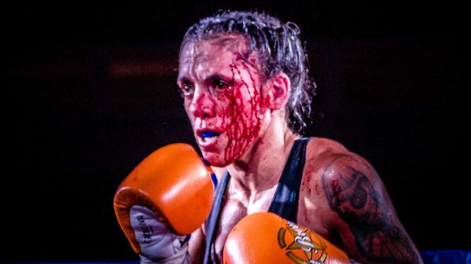 Katy Díaz recibió un cabezazo en el último asalto que le provocó una gran brecha.