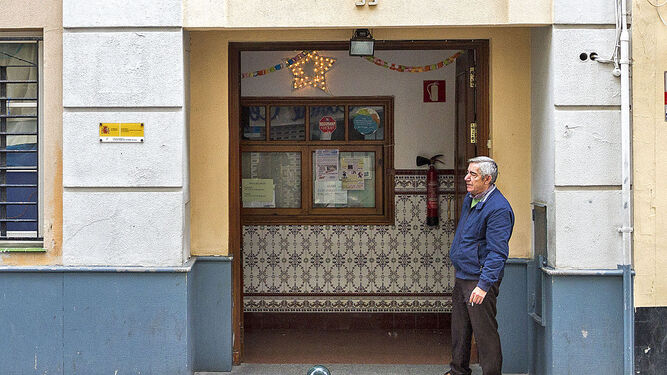 Una persona fuma en la puerta de la sede de la Asociación Provincial de Pensionistas y Jubilados de Cádiz, en la calle Rosa.