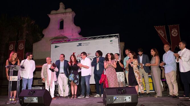 Los compañeros de Diario de Cádiz que acudieron a la Velada y su director, David Fernández, arropan a Fossati.