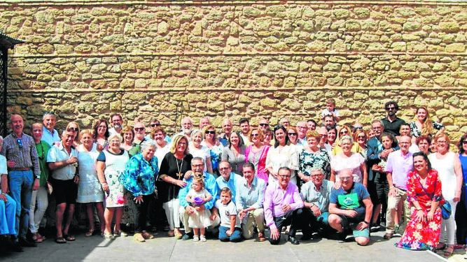 El homenajeado Cristobal Pérez Barrientos, rodeado del grupo de familiares y compañeros durante el almuerzo celebrado en Aires de Cádiz, con motivo de su jubilación.