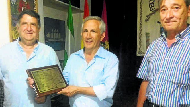 Rafael Martín, en el centro, recibe una placa de manos de Paco Chicón y Joaquín Zozaya.
