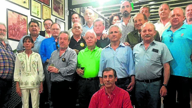 El grupo de amigos y compañeros que homenajearón a Rafael Martín por su jubilación.