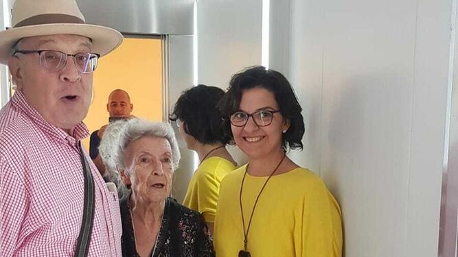 Paca, de 102 años, en el ascensor junto al anterior presidente de la comunidad y la actual presidenta.