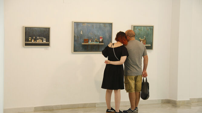 Dos visitantes, hoy visitando la muestra instalada en el centro Alfonso X.