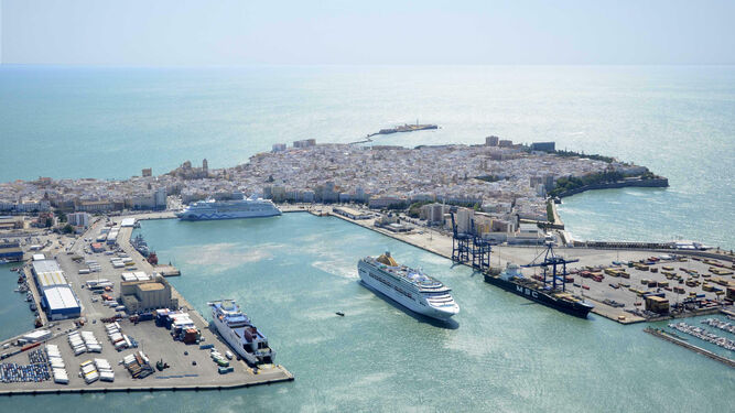 Una imagen aérea del Puerto de  Cádiz.