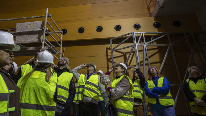 Un grupo de ciudadanos observa las mejoras en el interior del Ayuntamiento durante una visita.