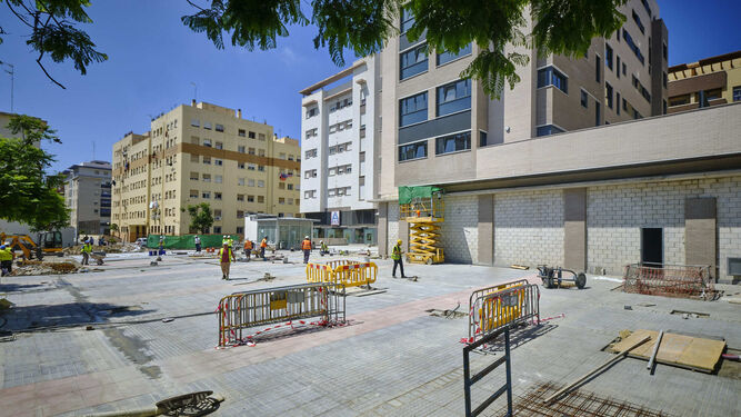 Obras de urbanización en el exterior de la nueva promoción de viviendas de Abárzuza