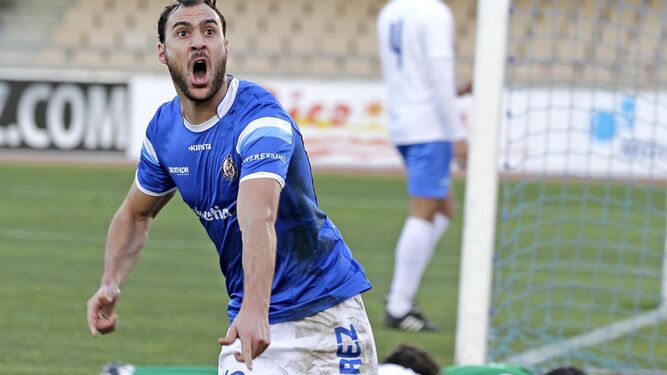 Javi Tamayo celebra con rabia un gol con la camiseta del Xerez DFC.