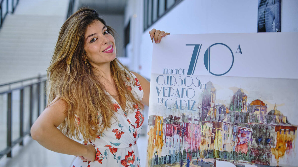 La cantante Soleá Morente posa junto al cartel de la 70 edición de los Cursos de Verano de la UCA en el Edificio Constitución 1812