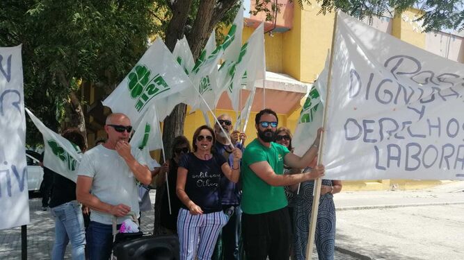Trabajadores de Afanas Cádiz durante la concentración.