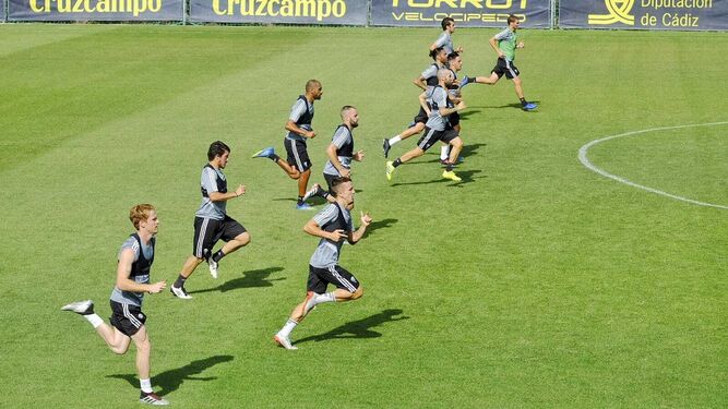 Los jugadores llevan a cabo una carrera durante la primera sesión del verano en el campo Ramón Blanco.