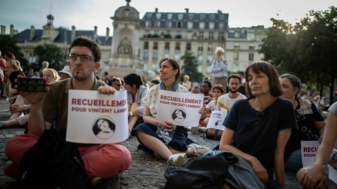 Cristianos participan en una vigilia por Vincent Lambert en París.