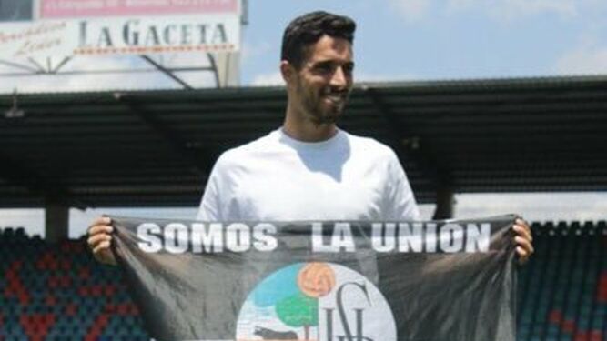 Pumar posa con una bandera del Salamanca CF, su último club.