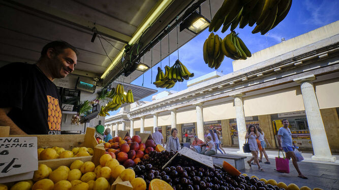 Un puesto de frutas en el perímetro exterior del Mercado Central de Cádiz.