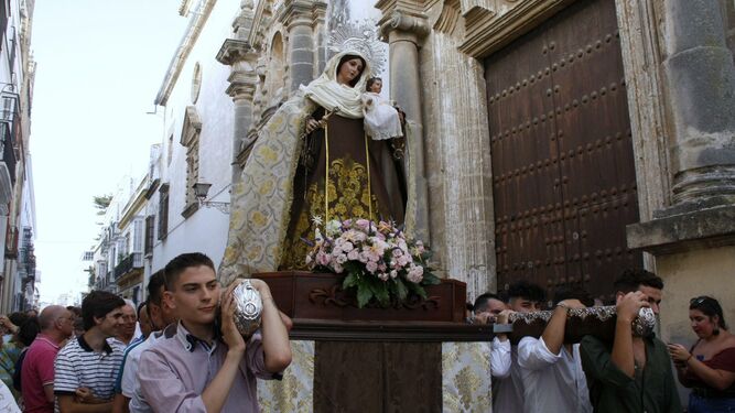 La imagen terrestre de la Virgen del Carmen, saliendo de las Concepcionistas./Andr&eacute;s Mora