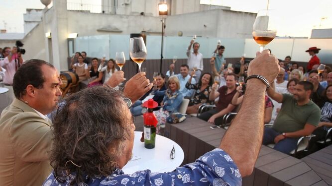 El director de Diario de Cádiz, David Fernández, y el chirigotero Selu García Cossío brindan con vino de Jerez.