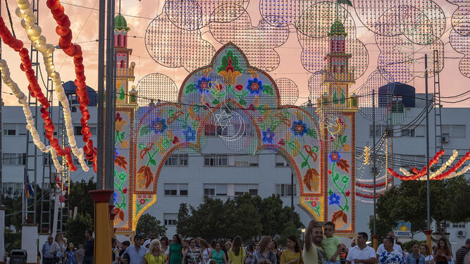 Entrada a la Feria del Carmen por la calle principal, con la portada al fondo, en una imagen de 2019