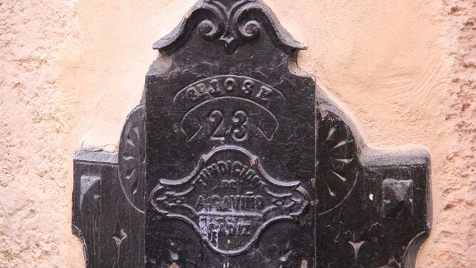 Un guardacantón que se encuentra en una esquina del casco histórico de Cádiz.