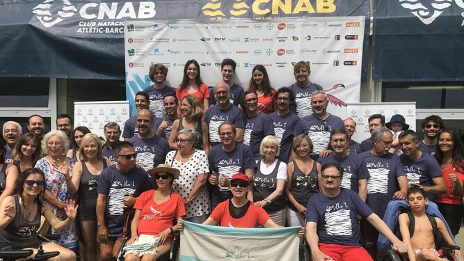 El presidente de la Generalitat, Quim Torra -en el centro de la imagen-, posa en un acto solidario en Barcelona para combatir la esclerosis múltiple.