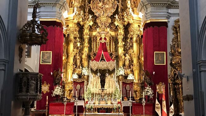Altar mayor de la iglesia conventual del Carmen con la imagen de la Virgen en el paso.