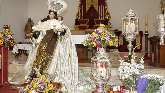 Una imagen de la Virgen del Carmen durante la ofrenda floral de este lunes.