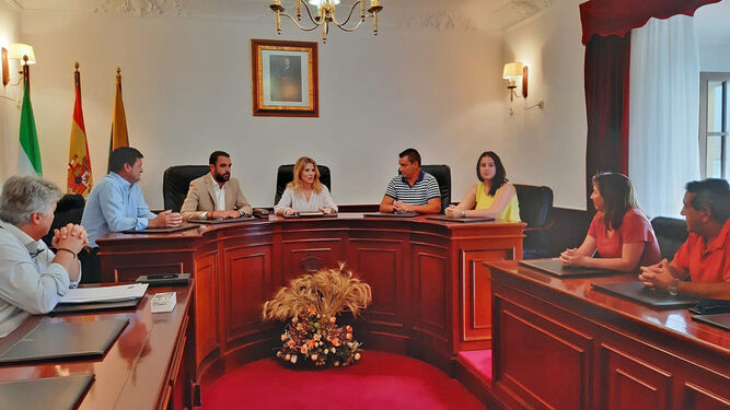 La delegada Ana Mestre y el alcalde José Carlos Sánchez,  en la reunión.