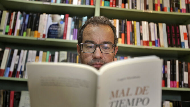 Ángel Mendoza, en la librería de El Puerto Zorba con un ejemplar de su nuevo libro