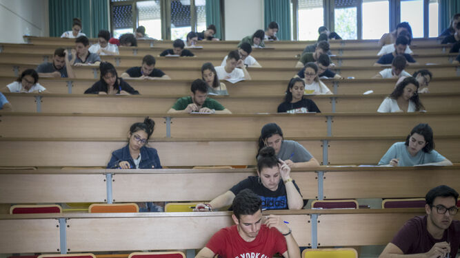 Estudiantes en el examen de selectividad, en una imagen de archivo.