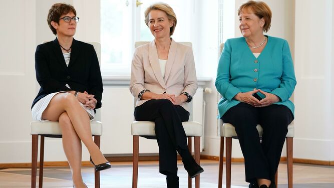 De izquierda a derecha, Annegret Kramp-Karrenbauer, Ursula von der Leyen y Angela Merkel, en Berlín.