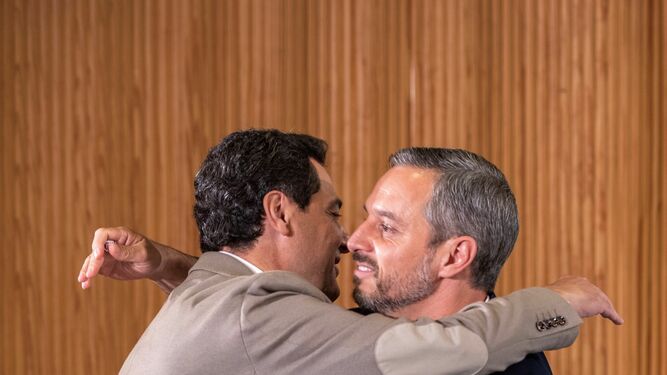 Juanma Moreno y Juan Bravo se abrazan en un acto del PP.