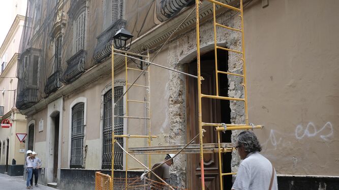 Operarios ya trabajan en el interior de la casa palacio de la calle Veedor, 3 para la construcción de 16 apartamentos turísticos.